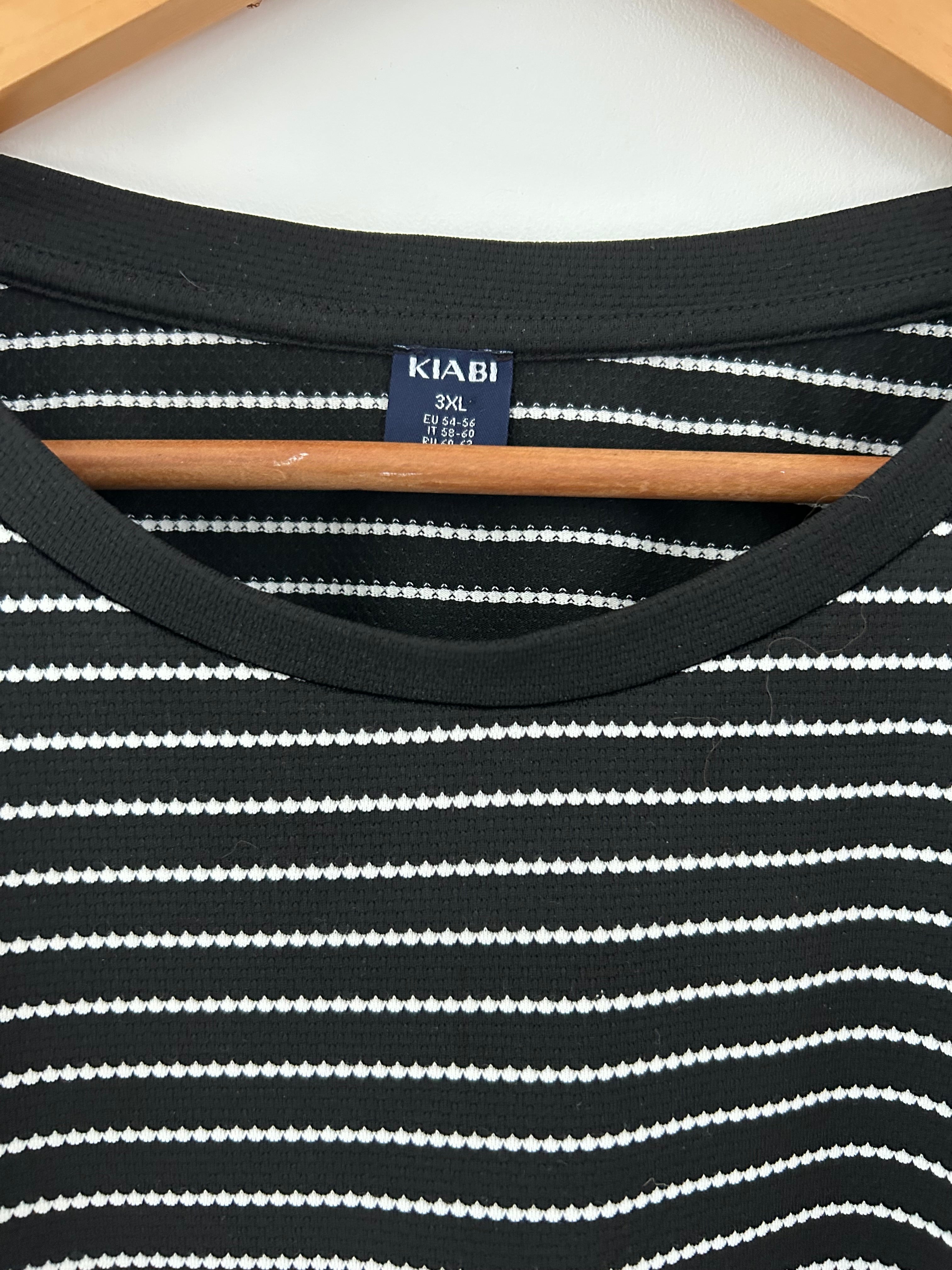 Top manches courtes rayé noir et blanc Kiabi taille 54/56