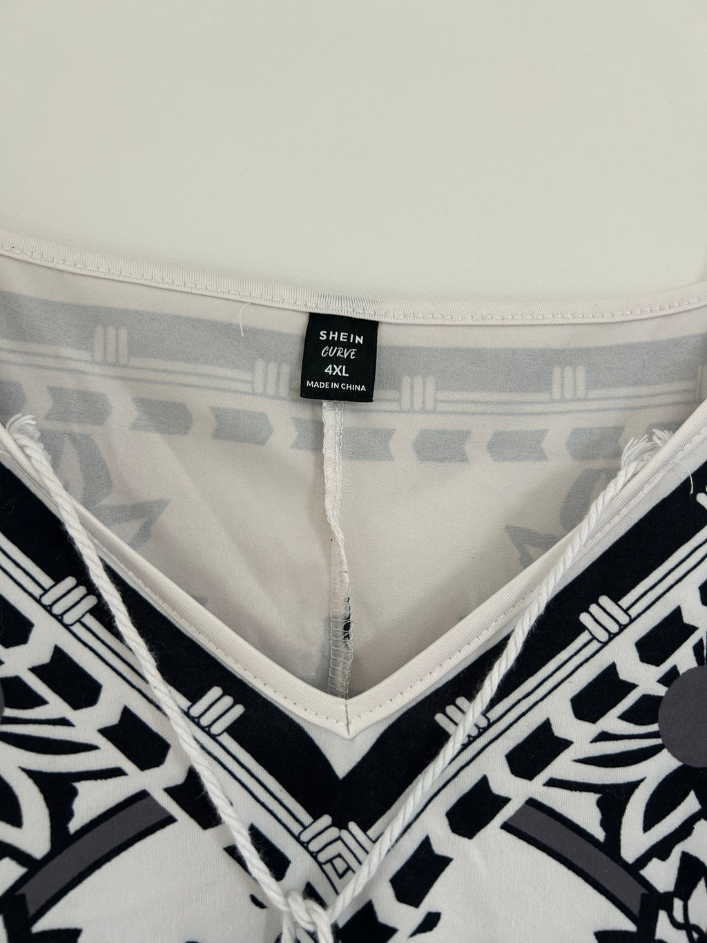 Top ample épaules dénudées blanc motif noir SHEIN taille 52
