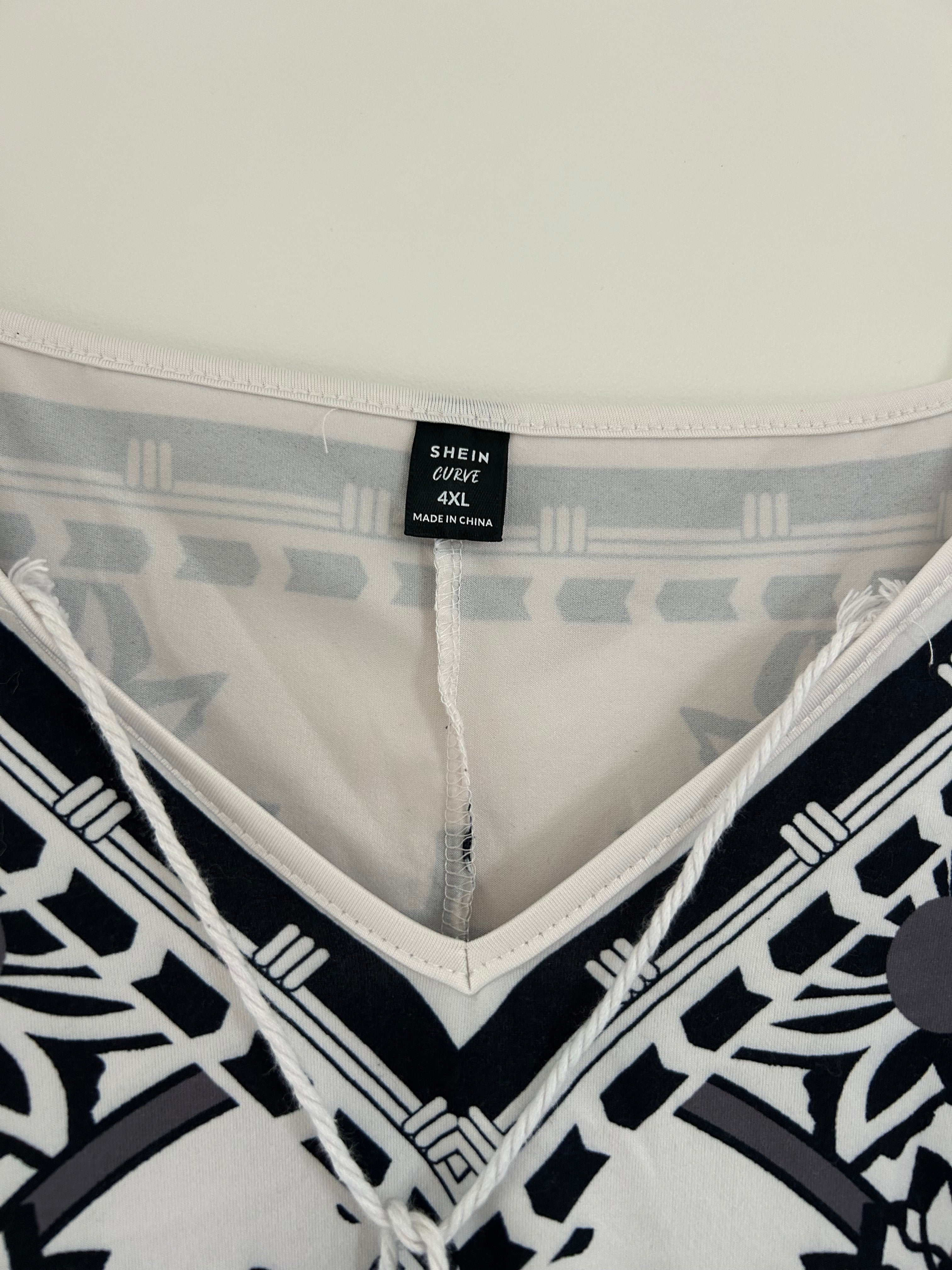 Top ample épaules dénudées blanc motif noir SHEIN taille 52