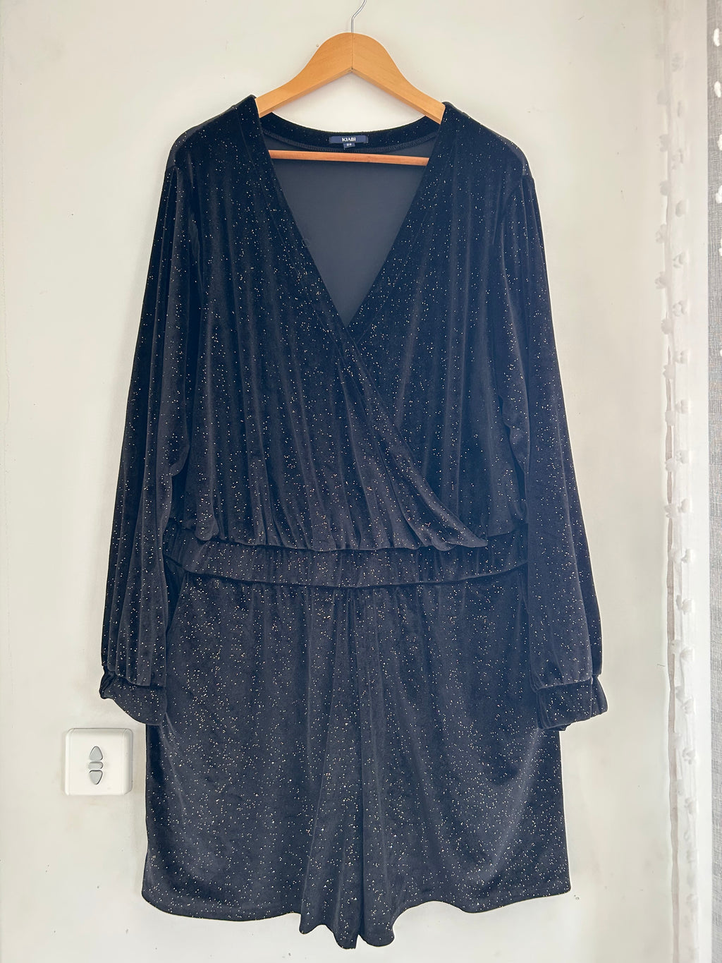 Combinaison short manches longues effet velours noir pailleté doré avec poches Kiabi taille 52