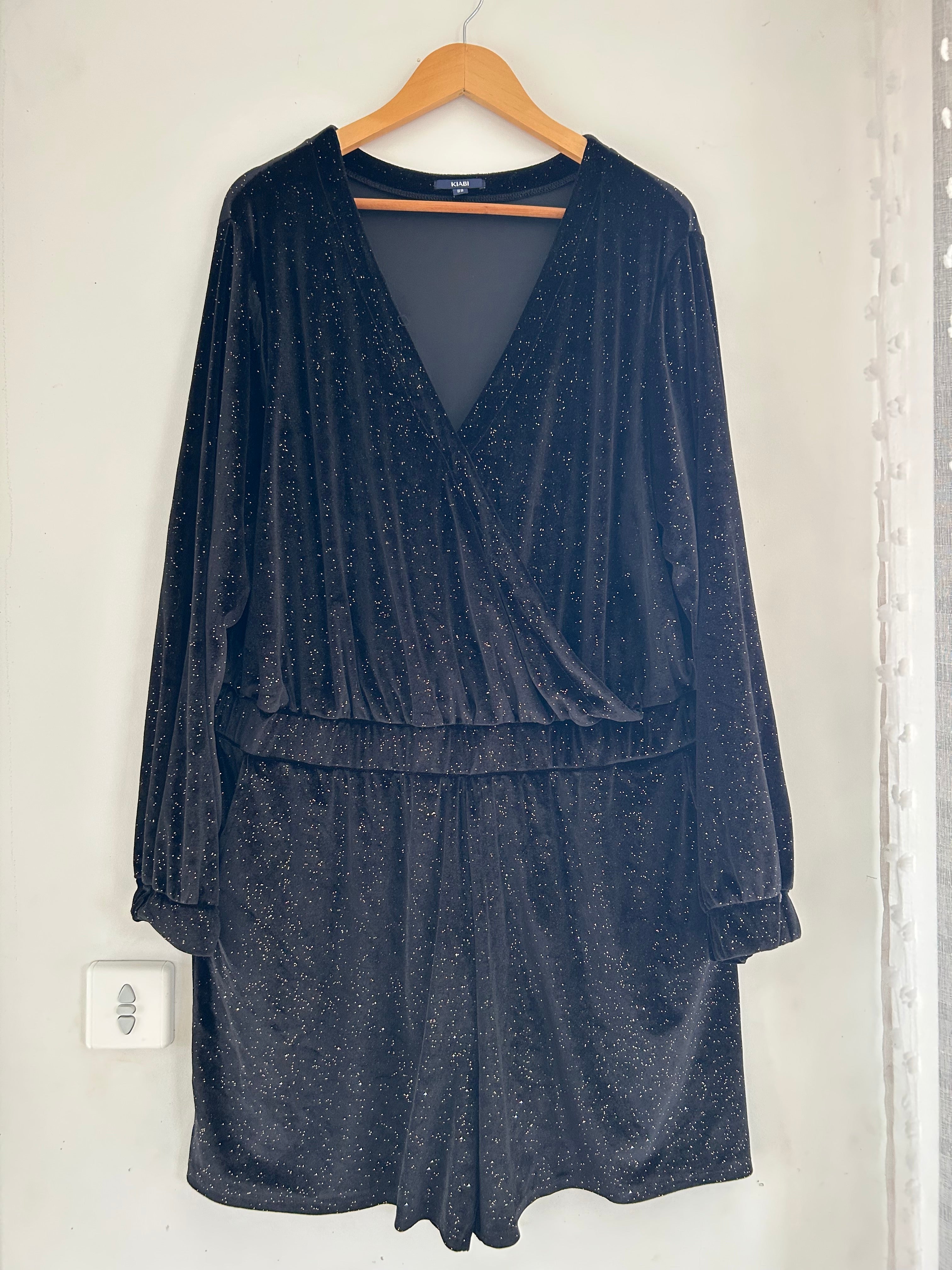 Combinaison short manches longues effet velours noir pailleté doré avec poches Kiabi taille 52