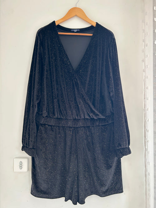 Combinaison short manches longues effet velours noir pailleté doré avec poches Kiabi taille 52
