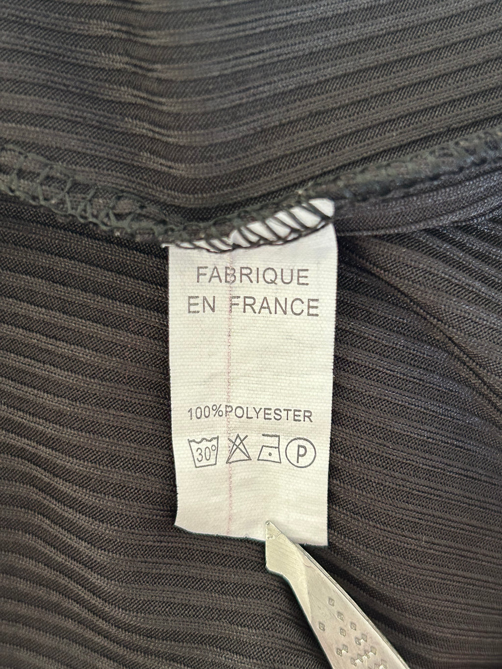 T-shirt noir côtelé manches courtes dentelle dans le dos taille 50