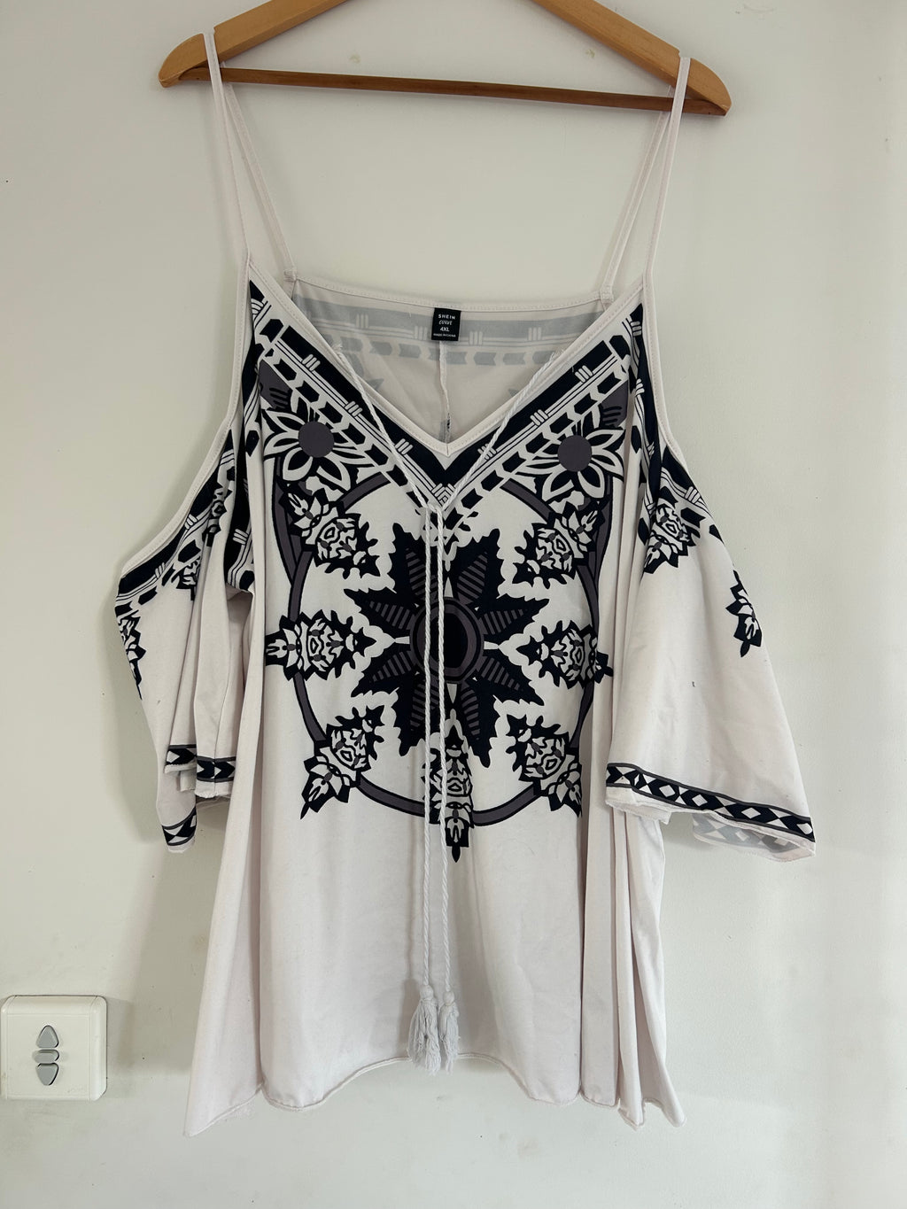 Top ample épaules dénudées blanc motif noir SHEIN taille 52