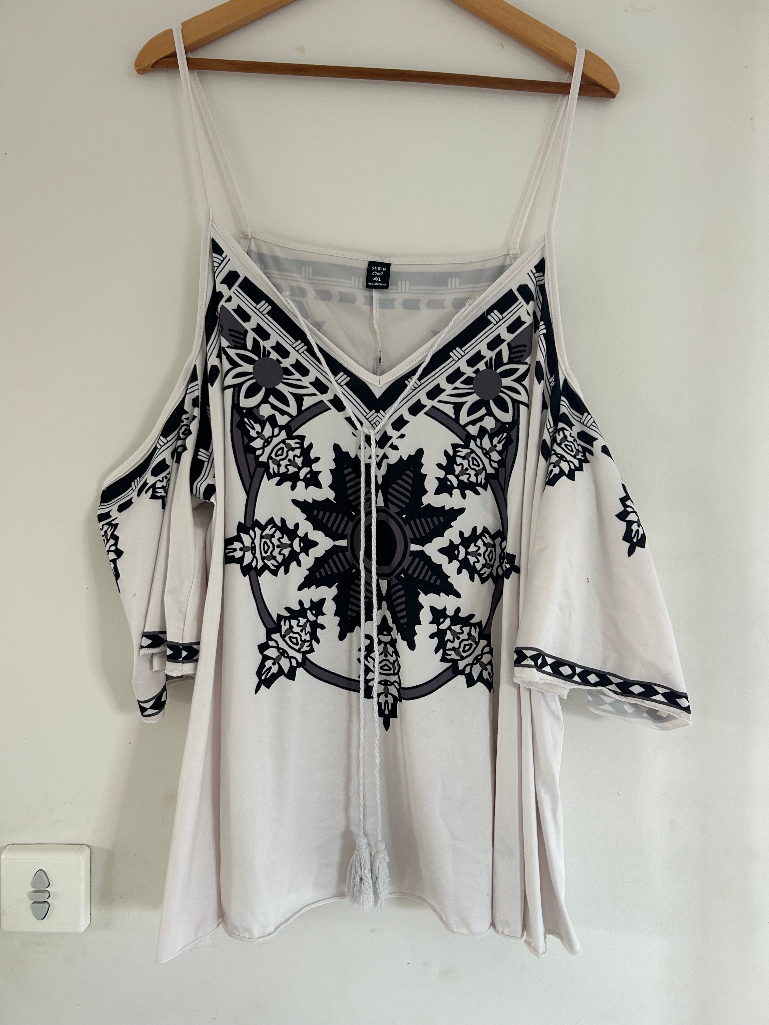 Top ample épaules dénudées blanc motif noir SHEIN taille 52