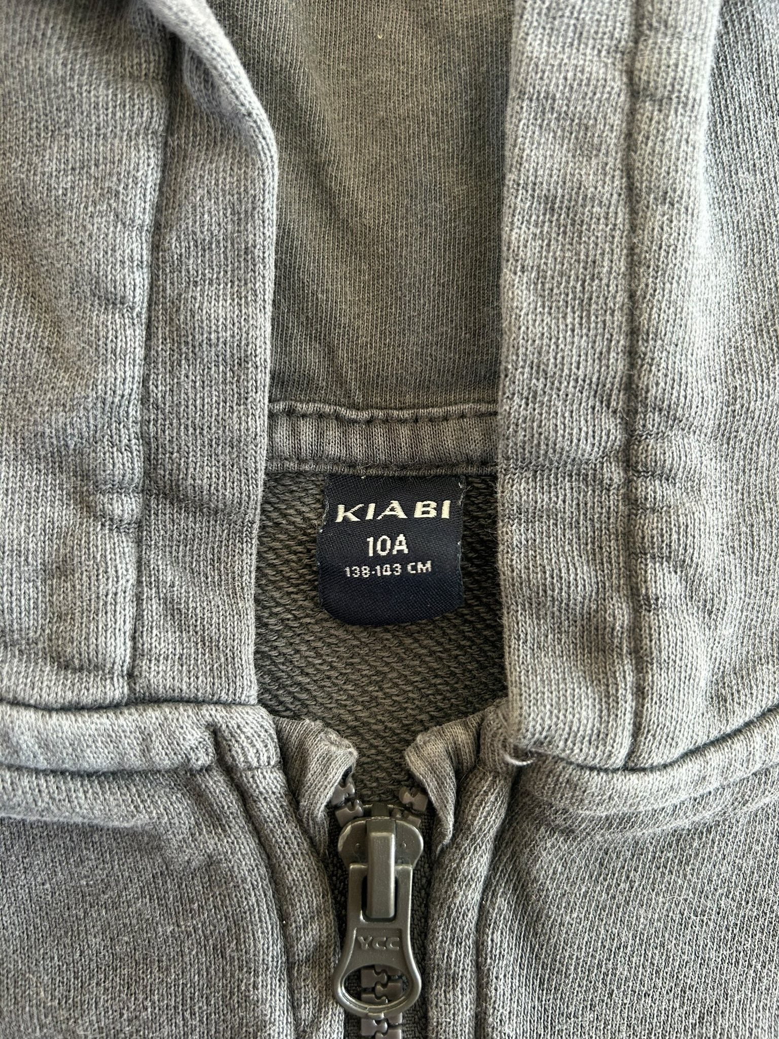 Veste à capuche zippée grise Kiabi taille 10 ans