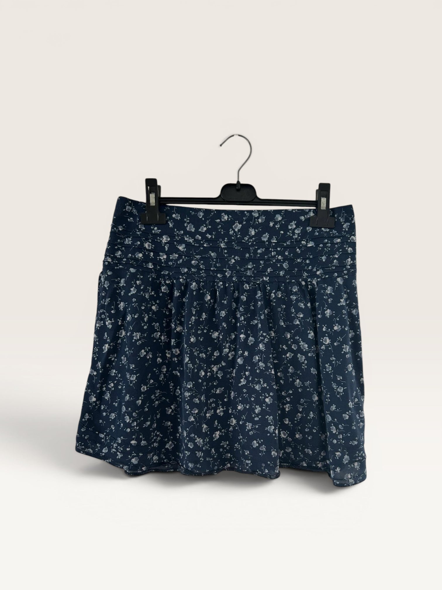 Jupe courte légère et fluide à fleurs bleues taille 14 ans