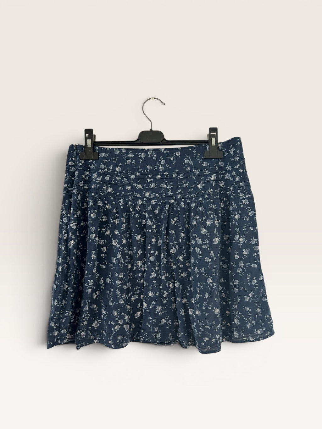 Jupe courte légère et fluide à fleurs bleues taille 14 ans