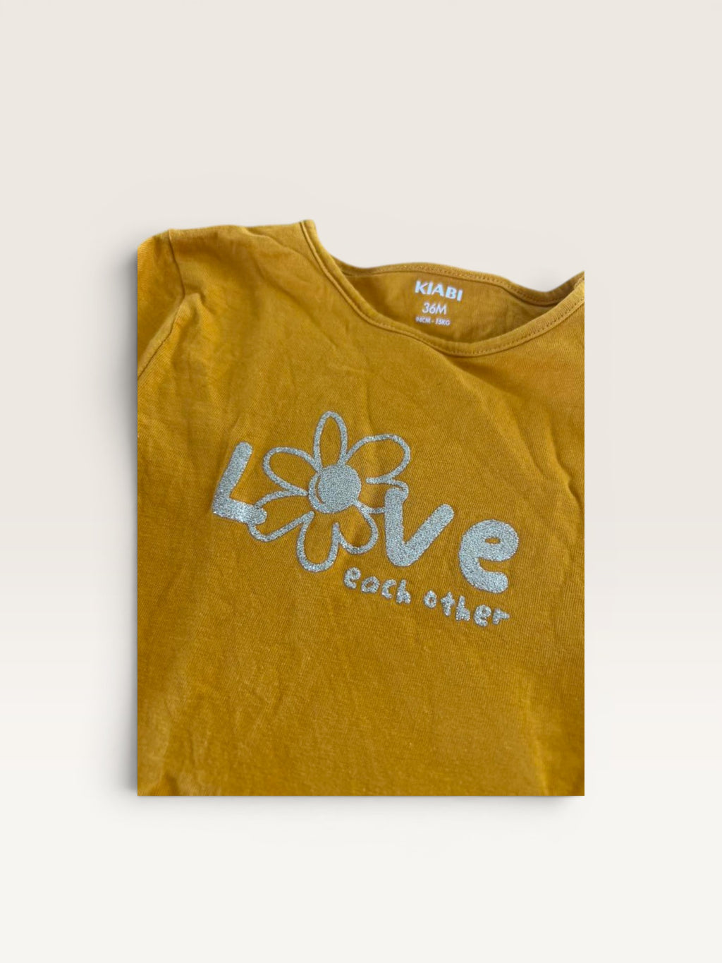 T-shirt manches longues jaune moutarde "love" pailleté Kiabi taille 36 mois