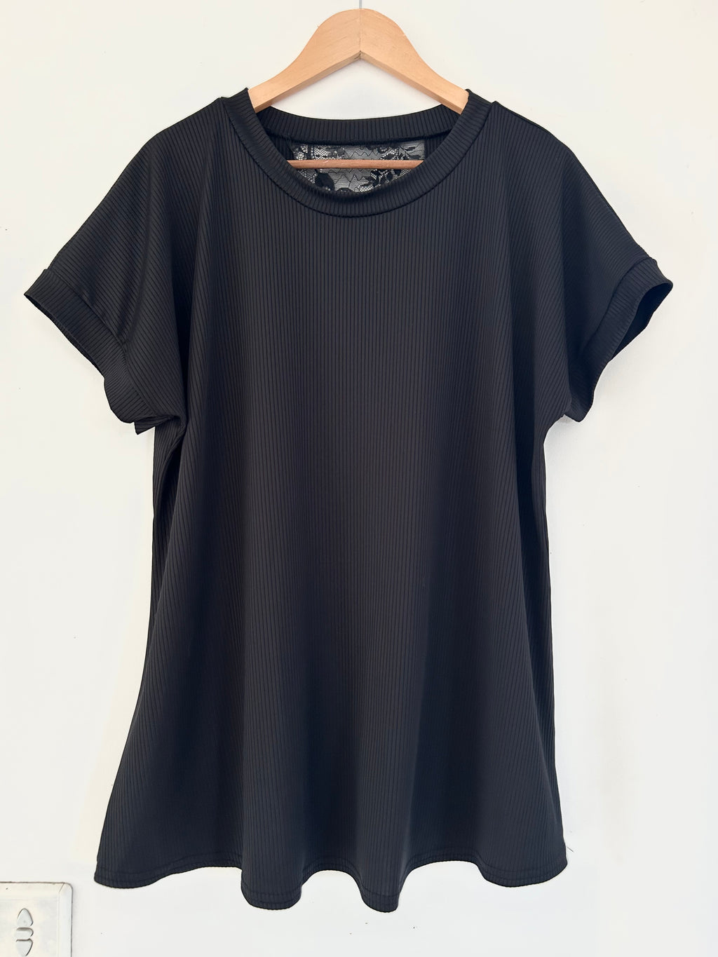 T-shirt noir côtelé manches courtes dentelle dans le dos taille 50