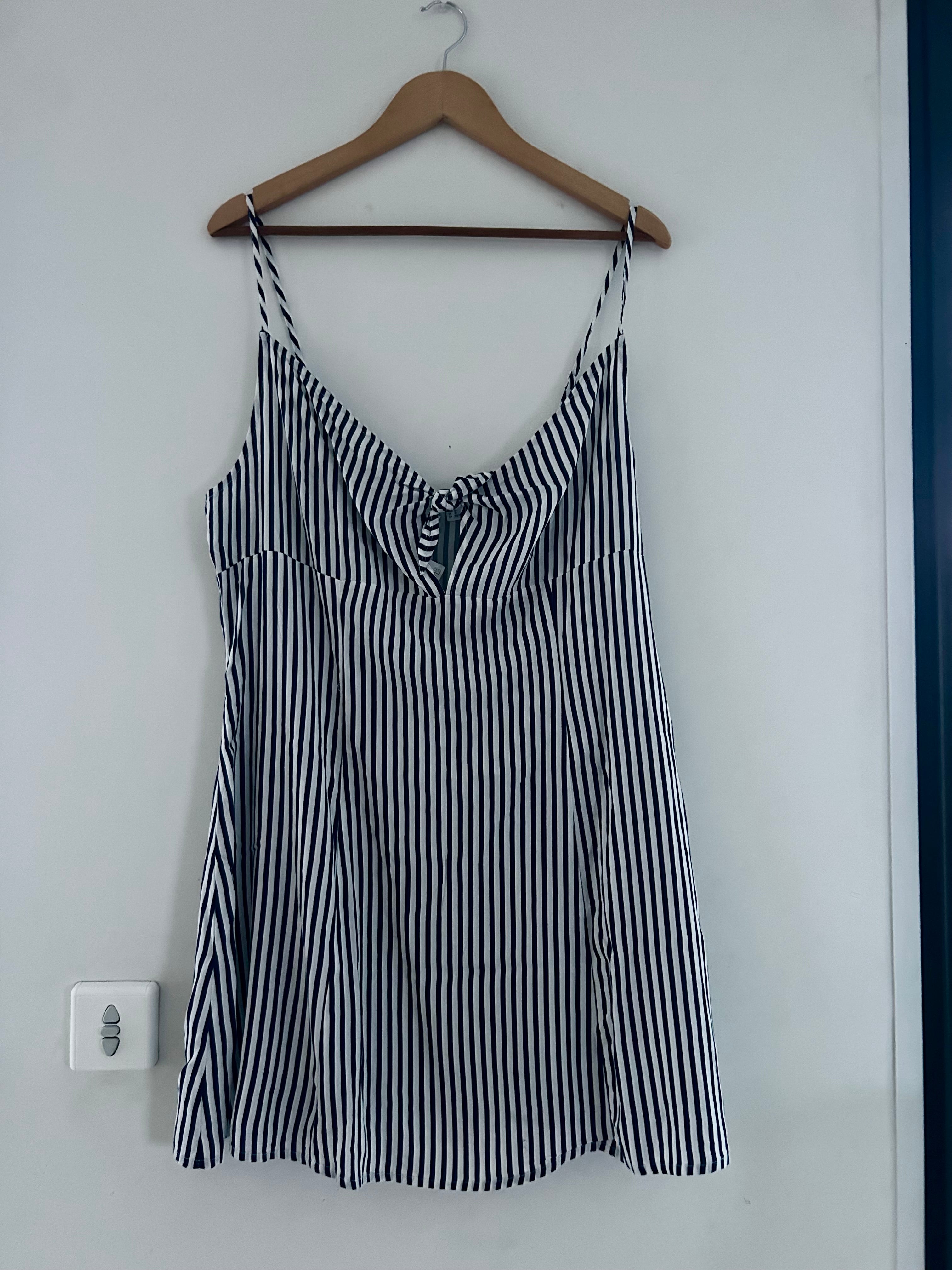 Robe d’été bretelles avec noeud rayé marine et blanc H&M taille 46