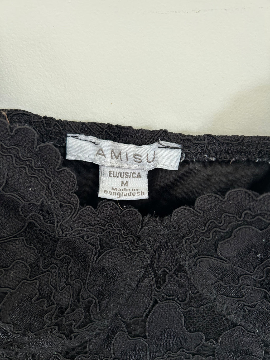 Top court noir dentelle bretelles réglable Amisu taille M