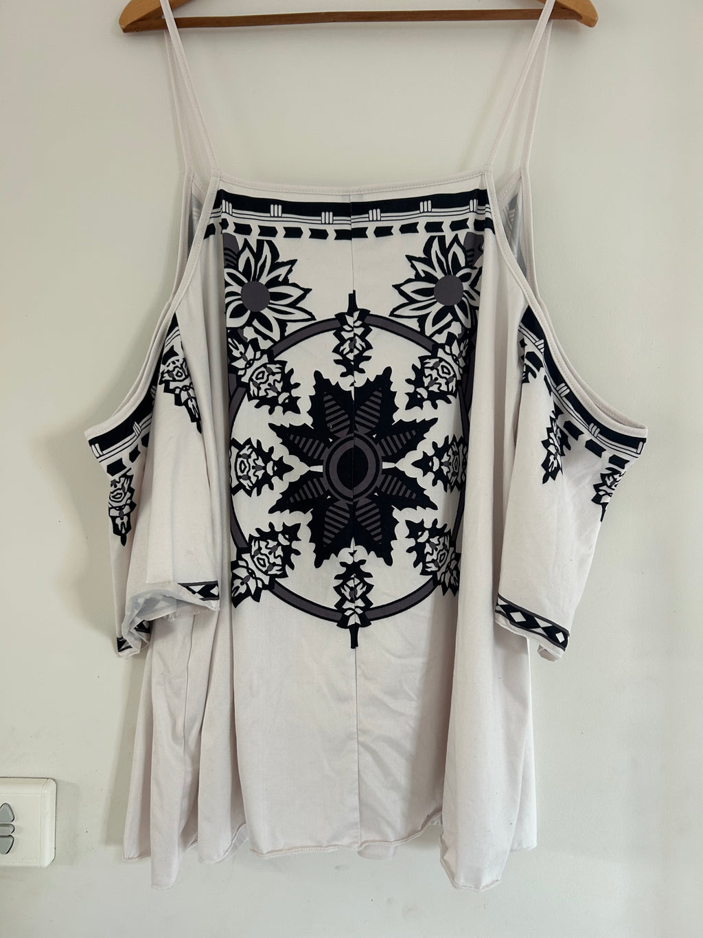 Top ample épaules dénudées blanc motif noir SHEIN taille 52