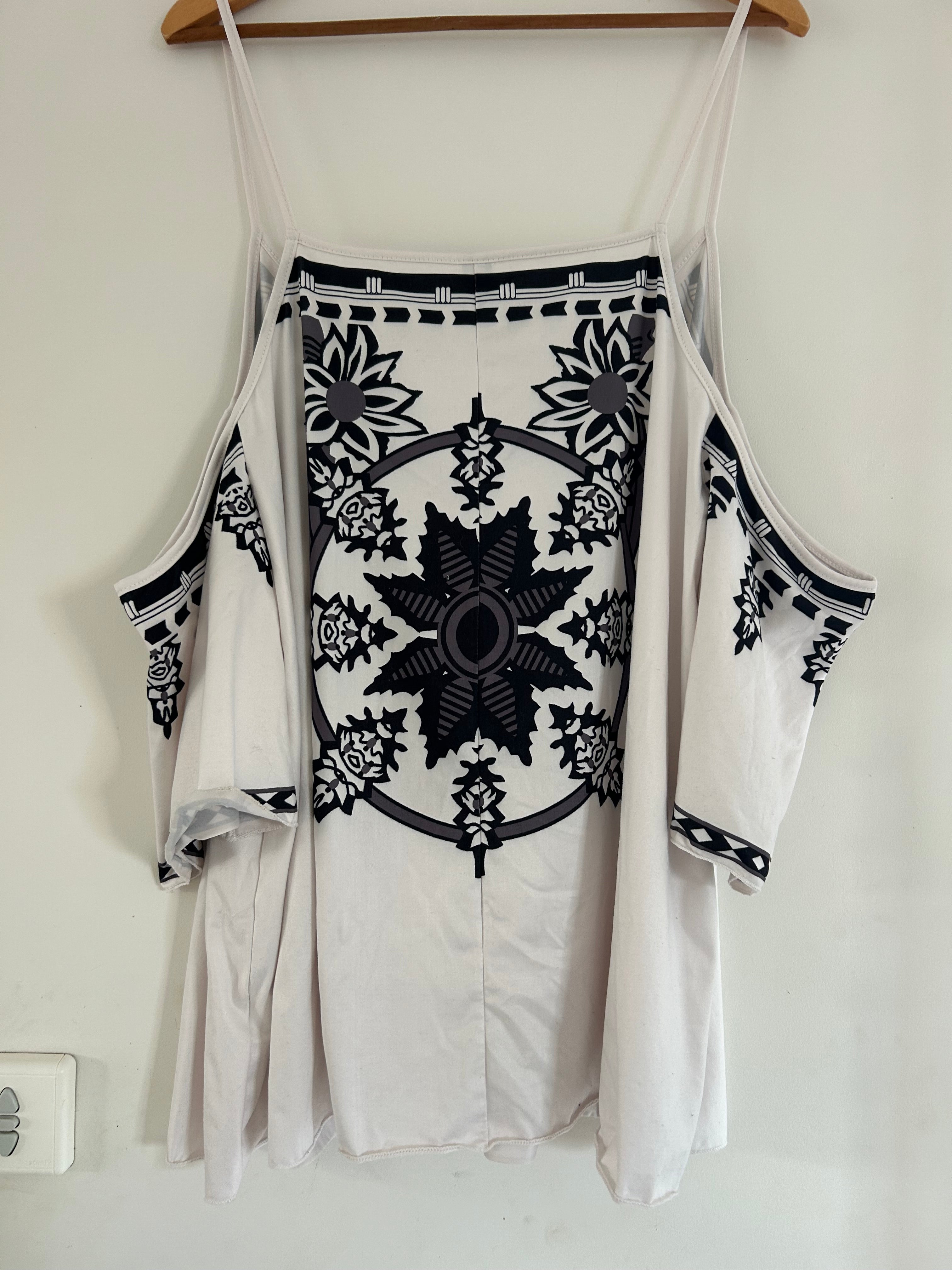 Top ample épaules dénudées blanc motif noir SHEIN taille 52