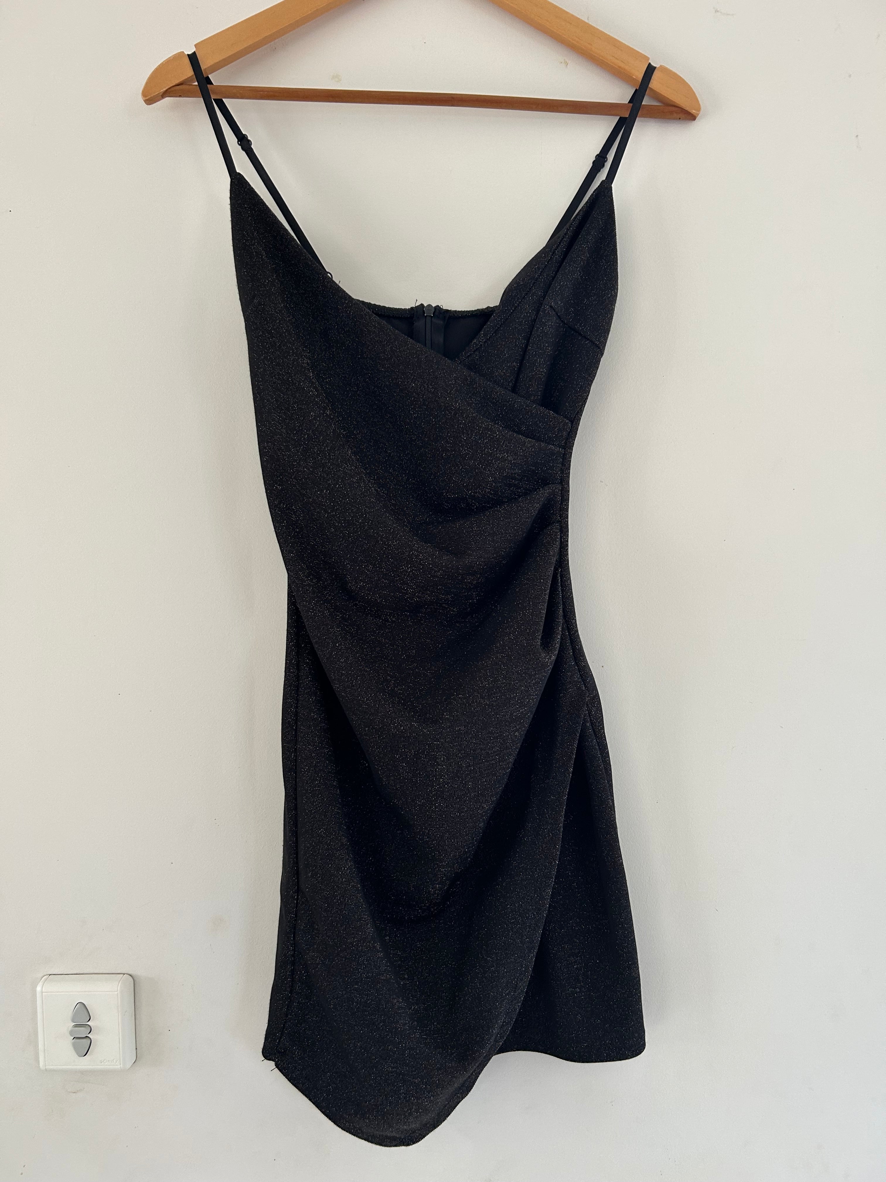 Robe noire pailletée bretelles réglables fermeture dans le dos taille 34