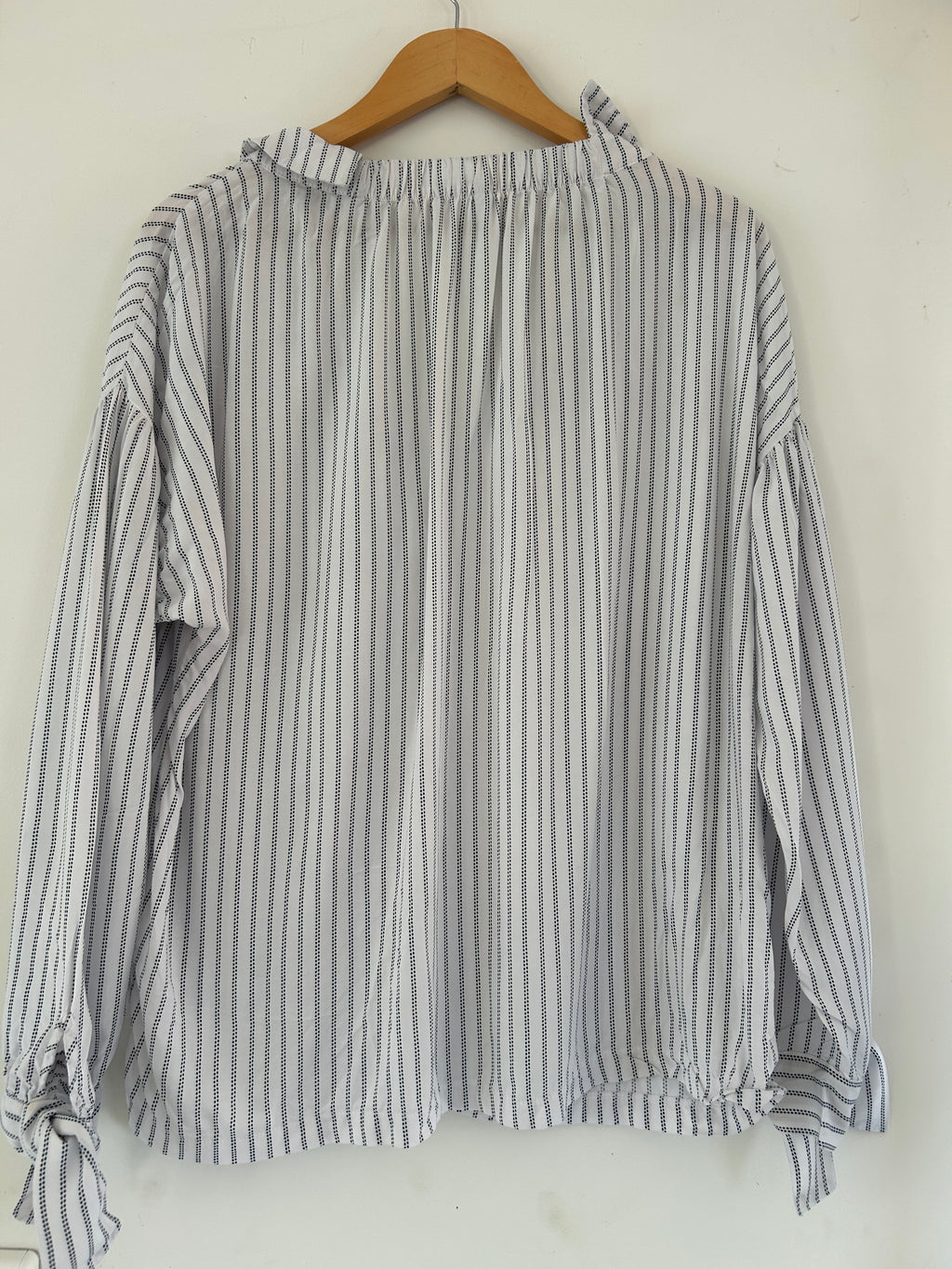 Blouse manches longues à nouer rayé blanc et bleu marine taille 46