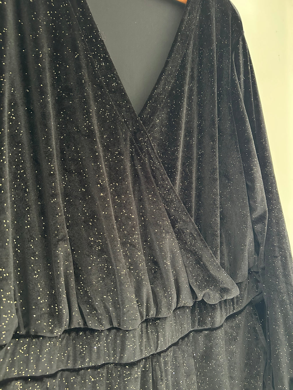 Combinaison short manches longues effet velours noir pailleté doré avec poches Kiabi taille 52