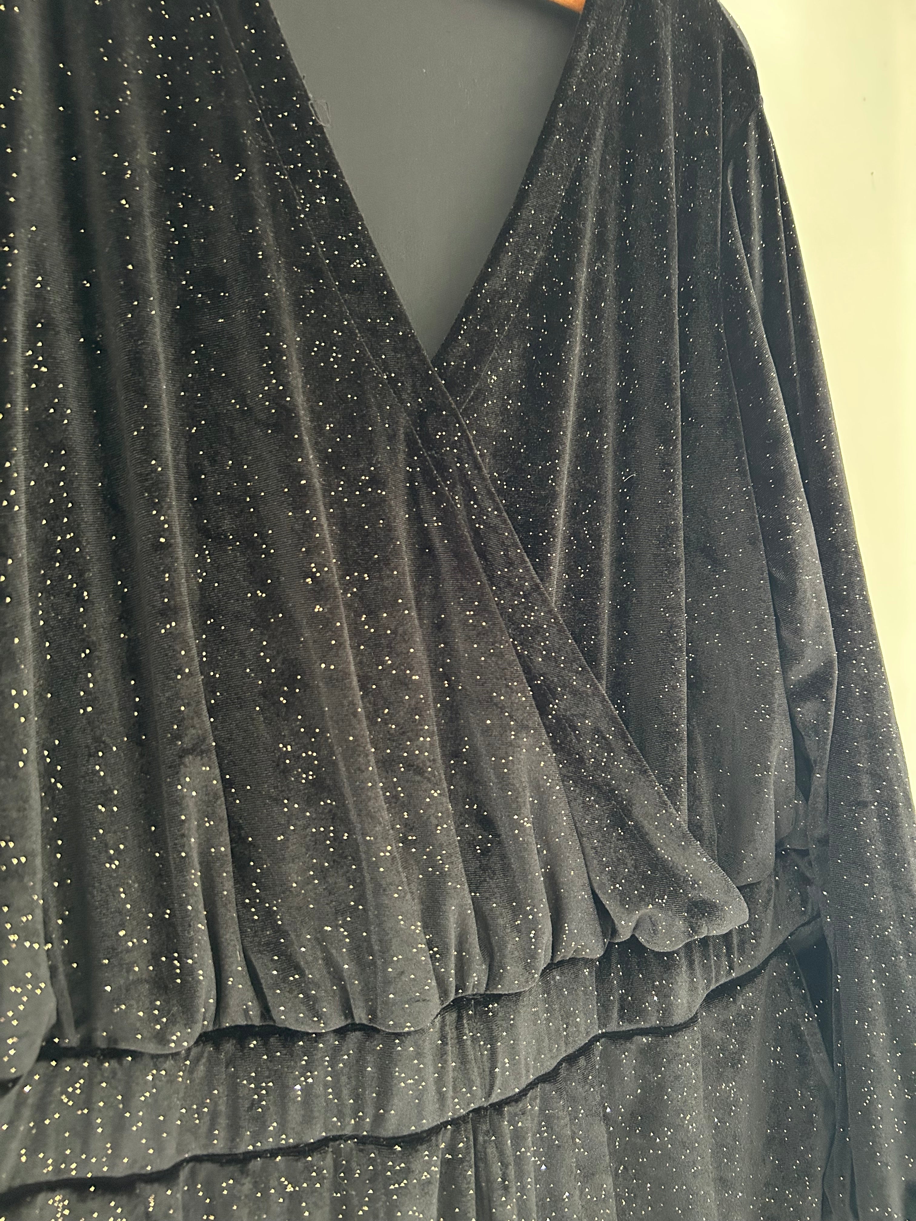 Combinaison short manches longues effet velours noir pailleté doré avec poches Kiabi taille 52