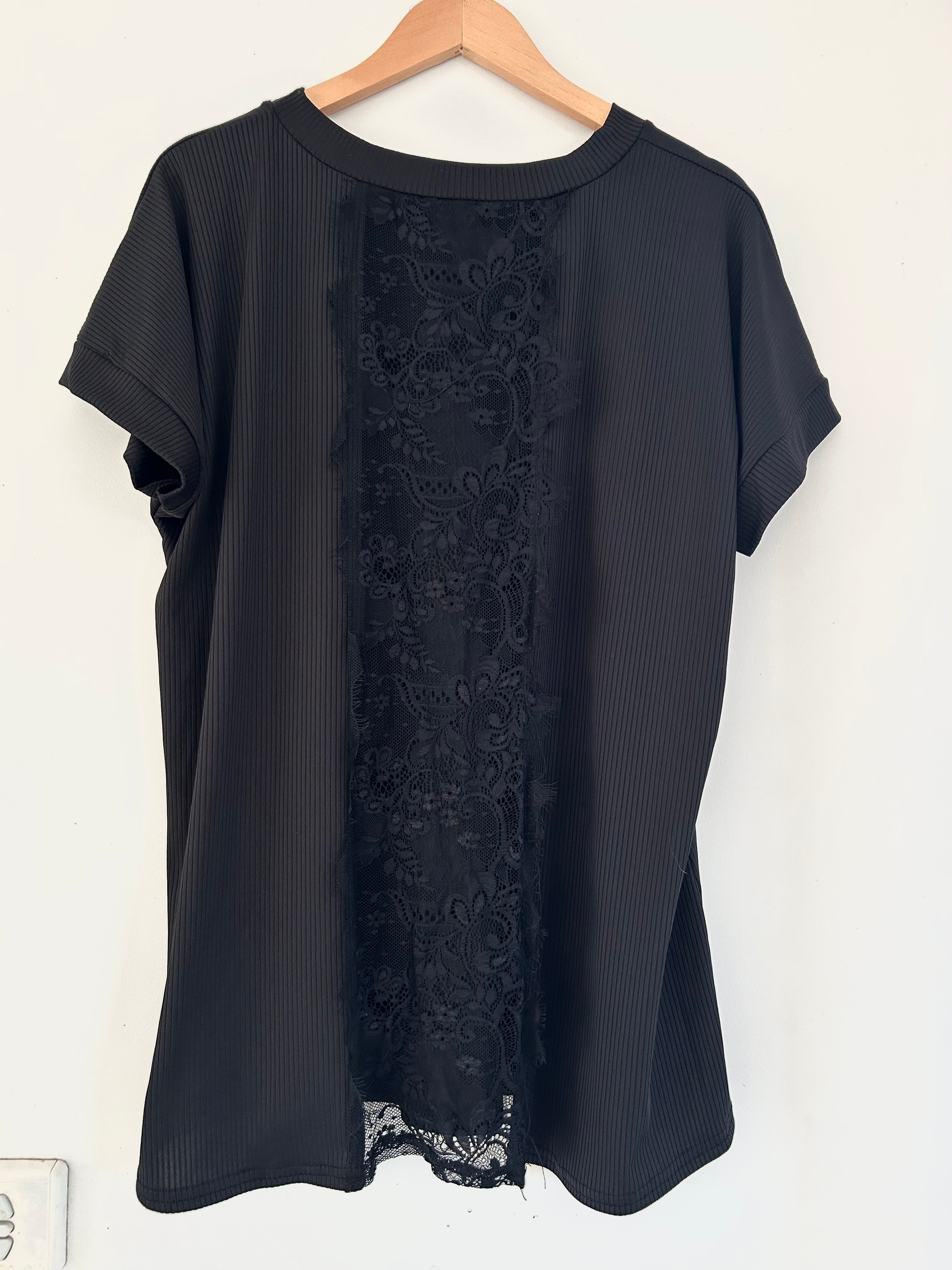 T-shirt noir côtelé manches courtes dentelle dans le dos taille 50
