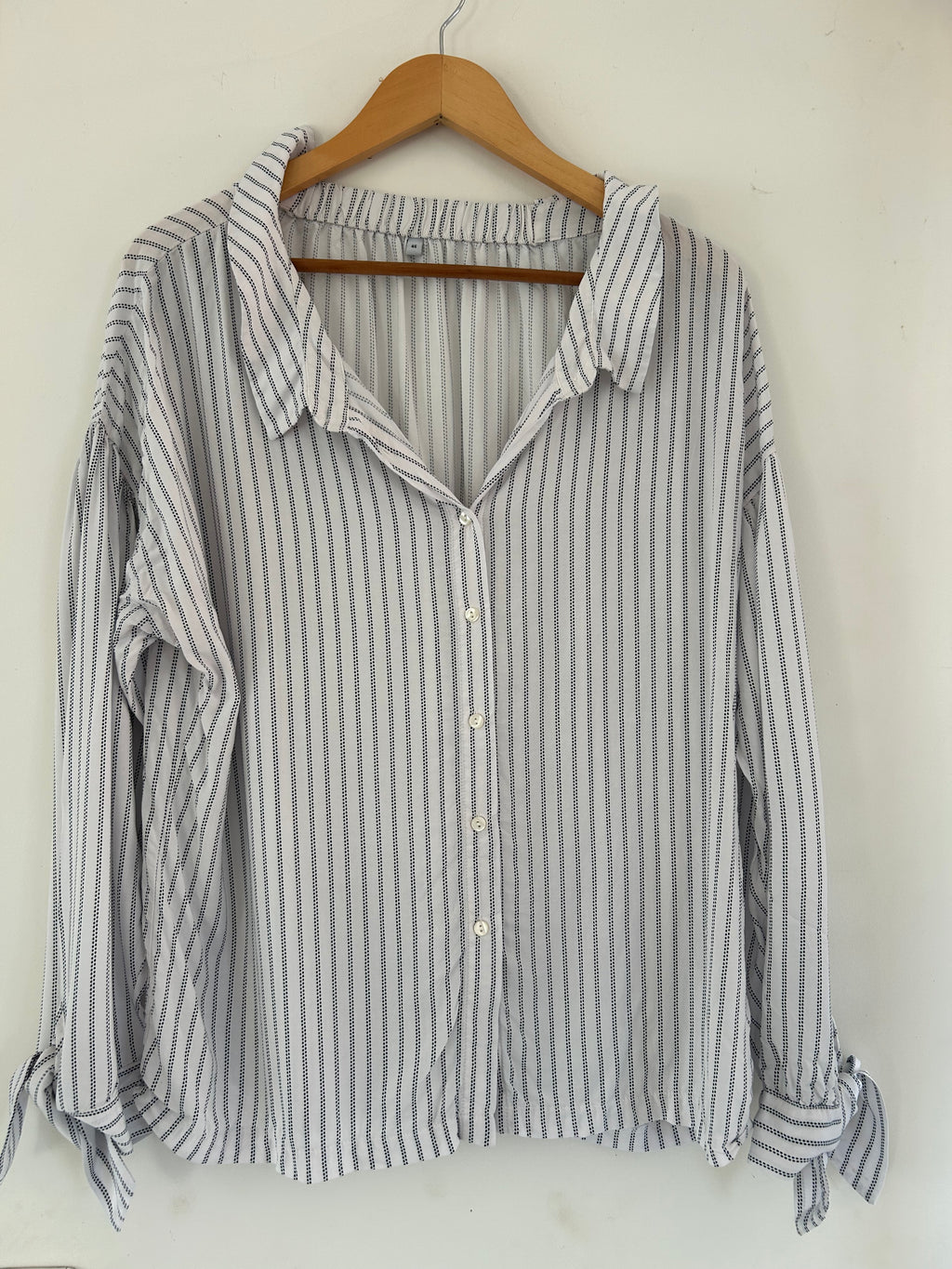 Blouse manches longues à nouer rayé blanc et bleu marine taille 46