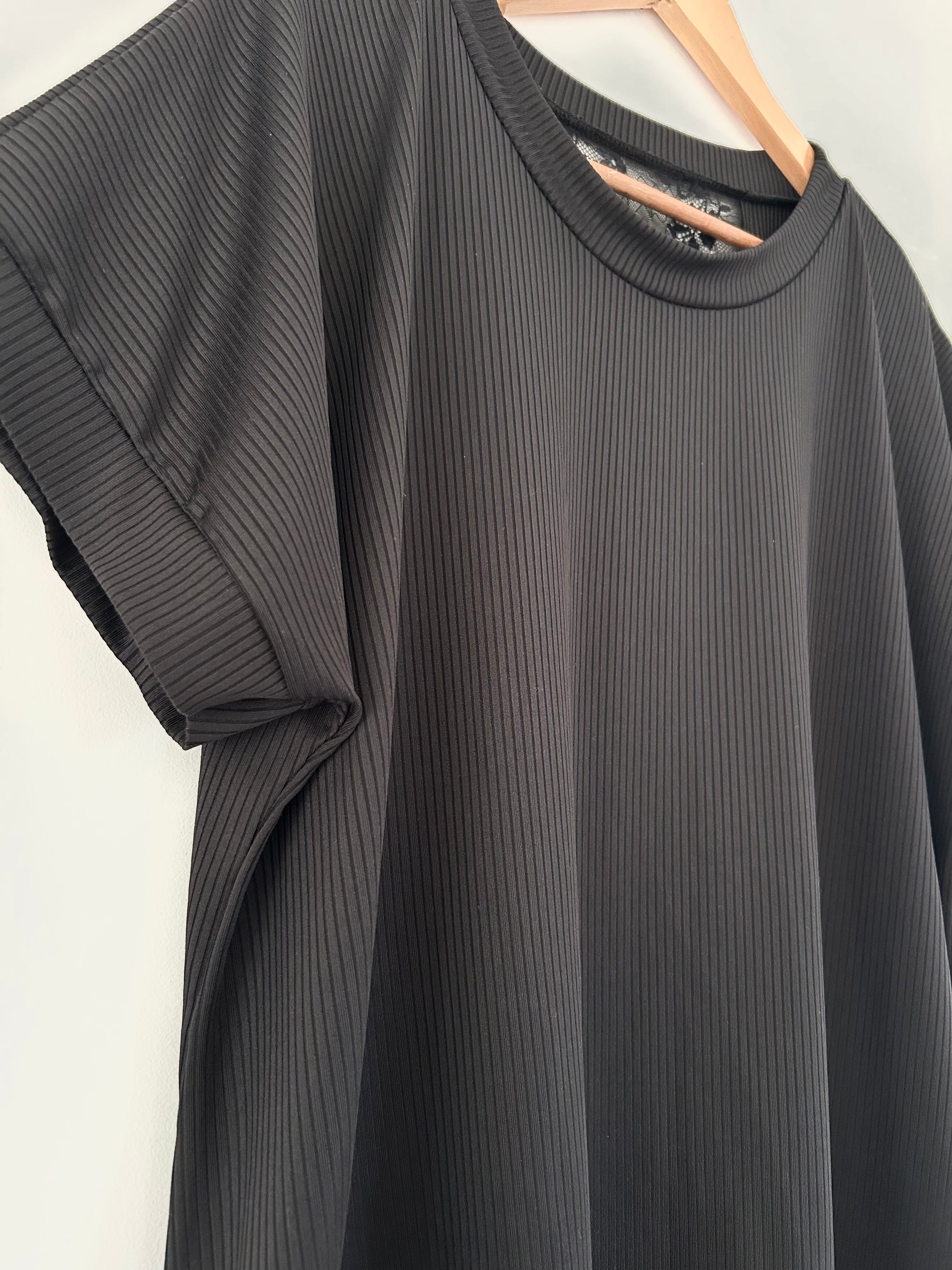 T-shirt noir côtelé manches courtes dentelle dans le dos taille 50