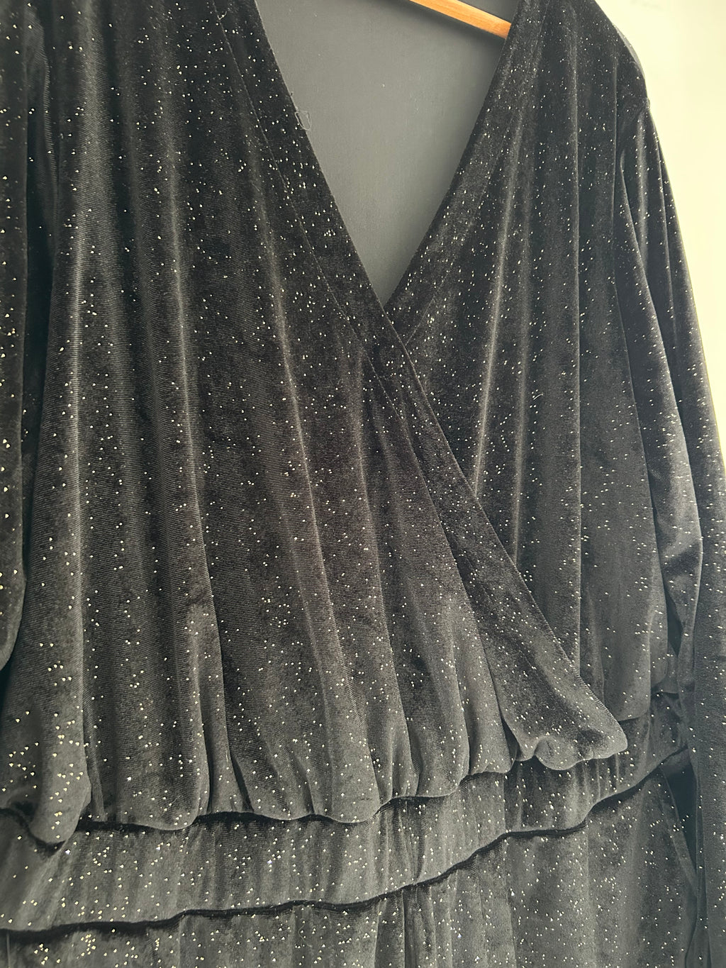 Combinaison short manches longues effet velours noir pailleté doré avec poches Kiabi taille 52