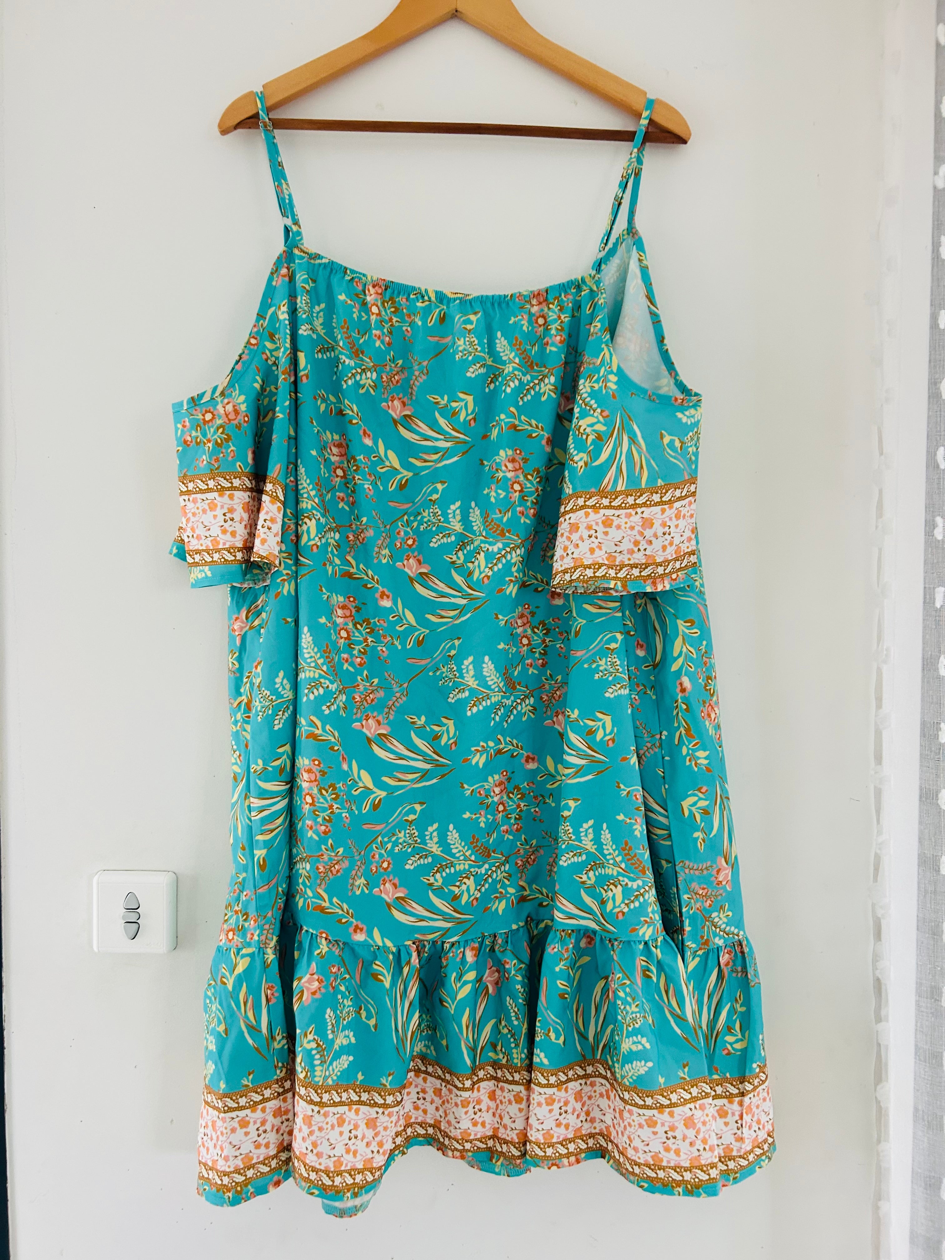 Robe ample et fluide bretelles et manches courtes épaules dénudées coloris turquoise imprimé SHEIN taille 52