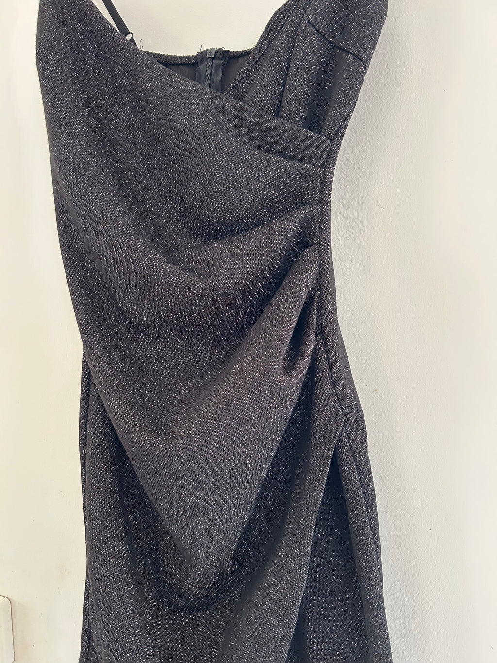 Robe noire pailletée bretelles réglables fermeture dans le dos taille 34