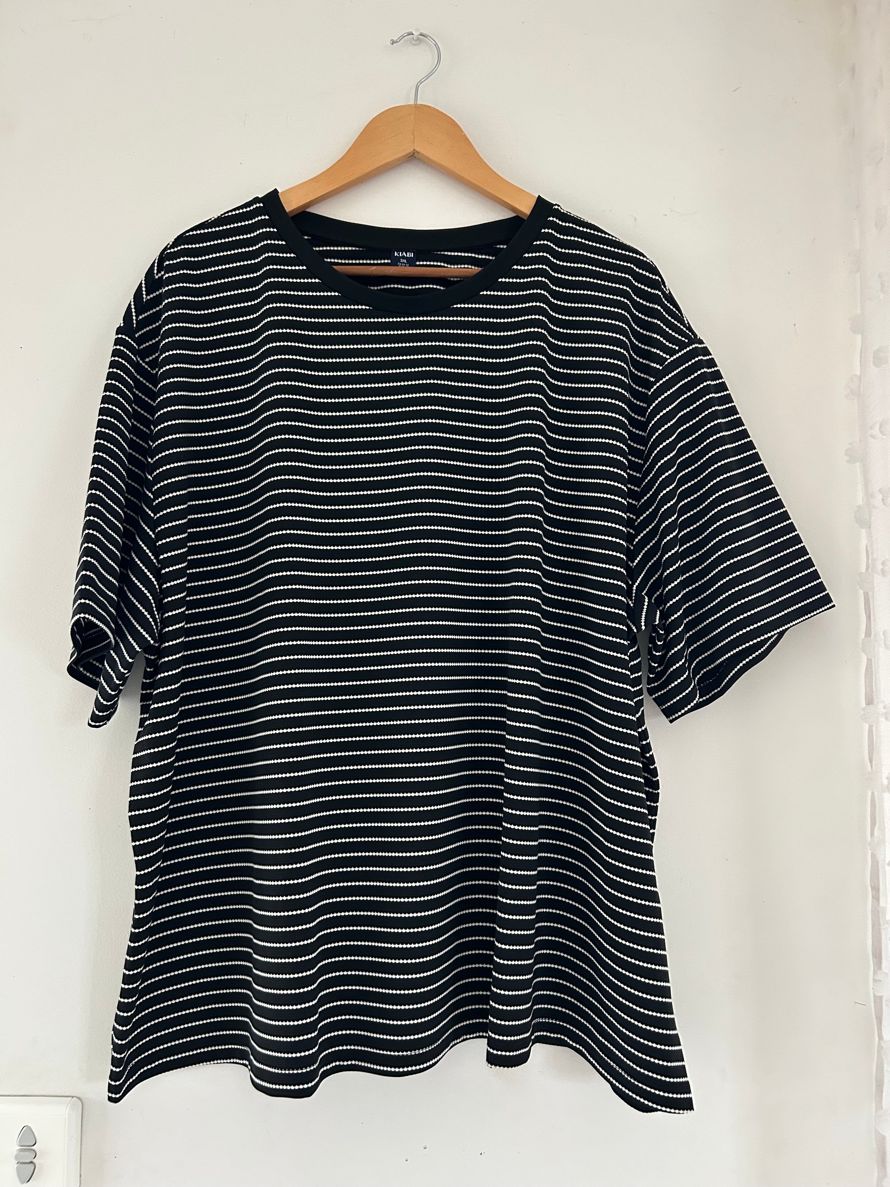 Top manches courtes rayé noir et blanc Kiabi taille 54/56