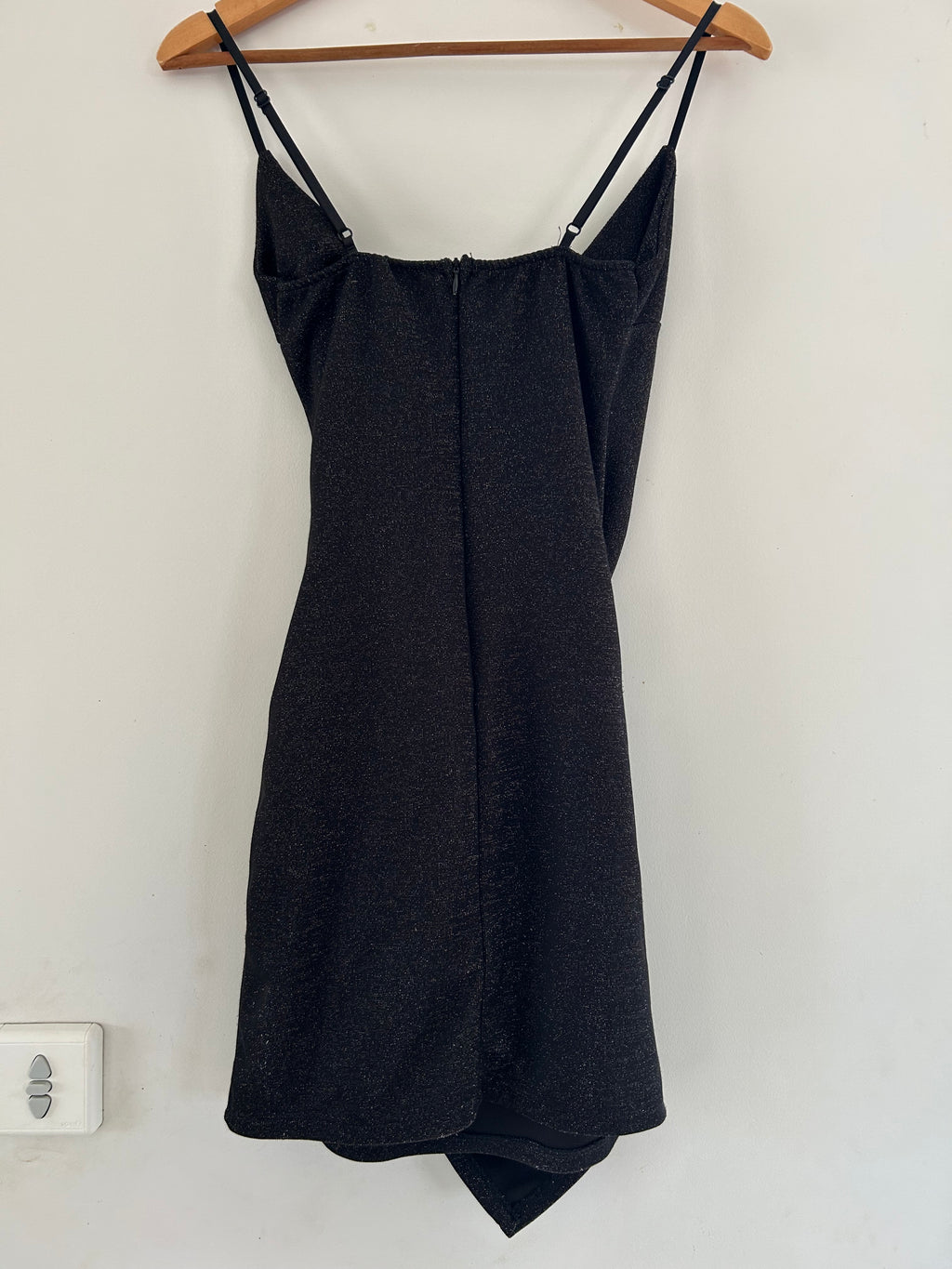 Robe noire pailletée bretelles réglables fermeture dans le dos taille 34
