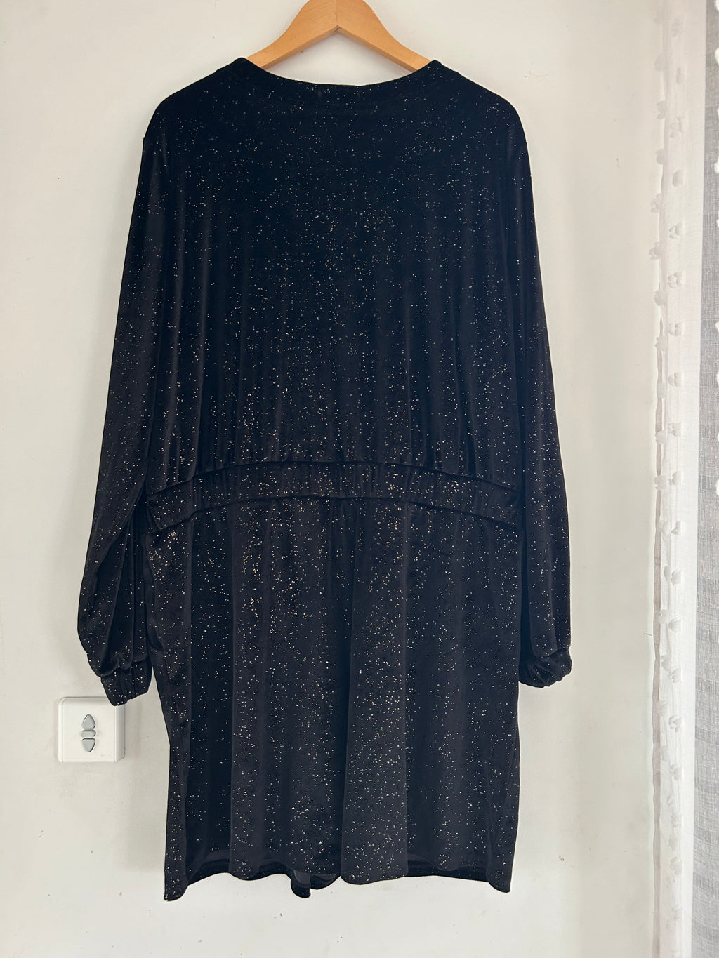 Combinaison short manches longues effet velours noir pailleté doré avec poches Kiabi taille 52