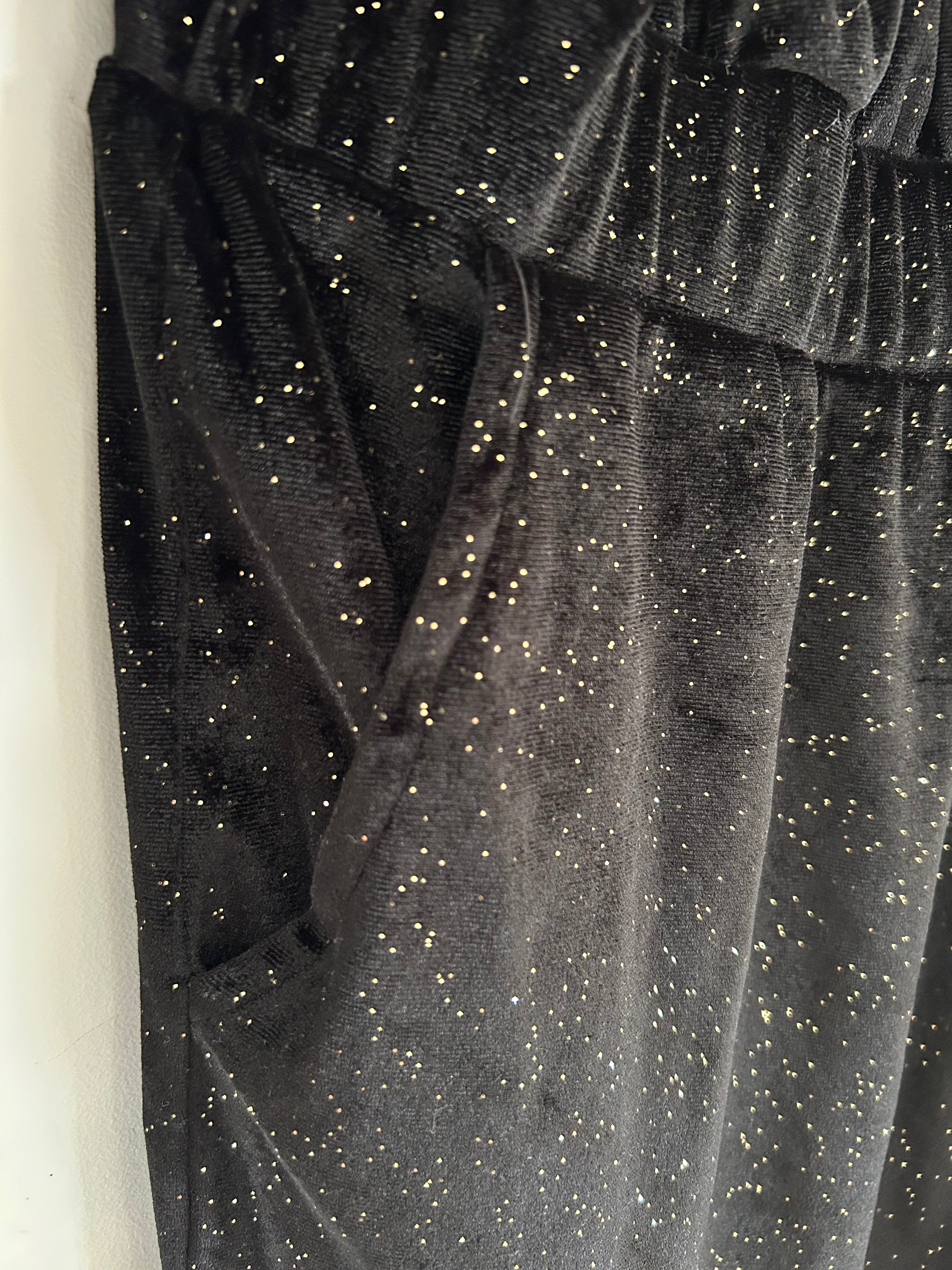 Combinaison short manches longues effet velours noir pailleté doré avec poches Kiabi taille 52
