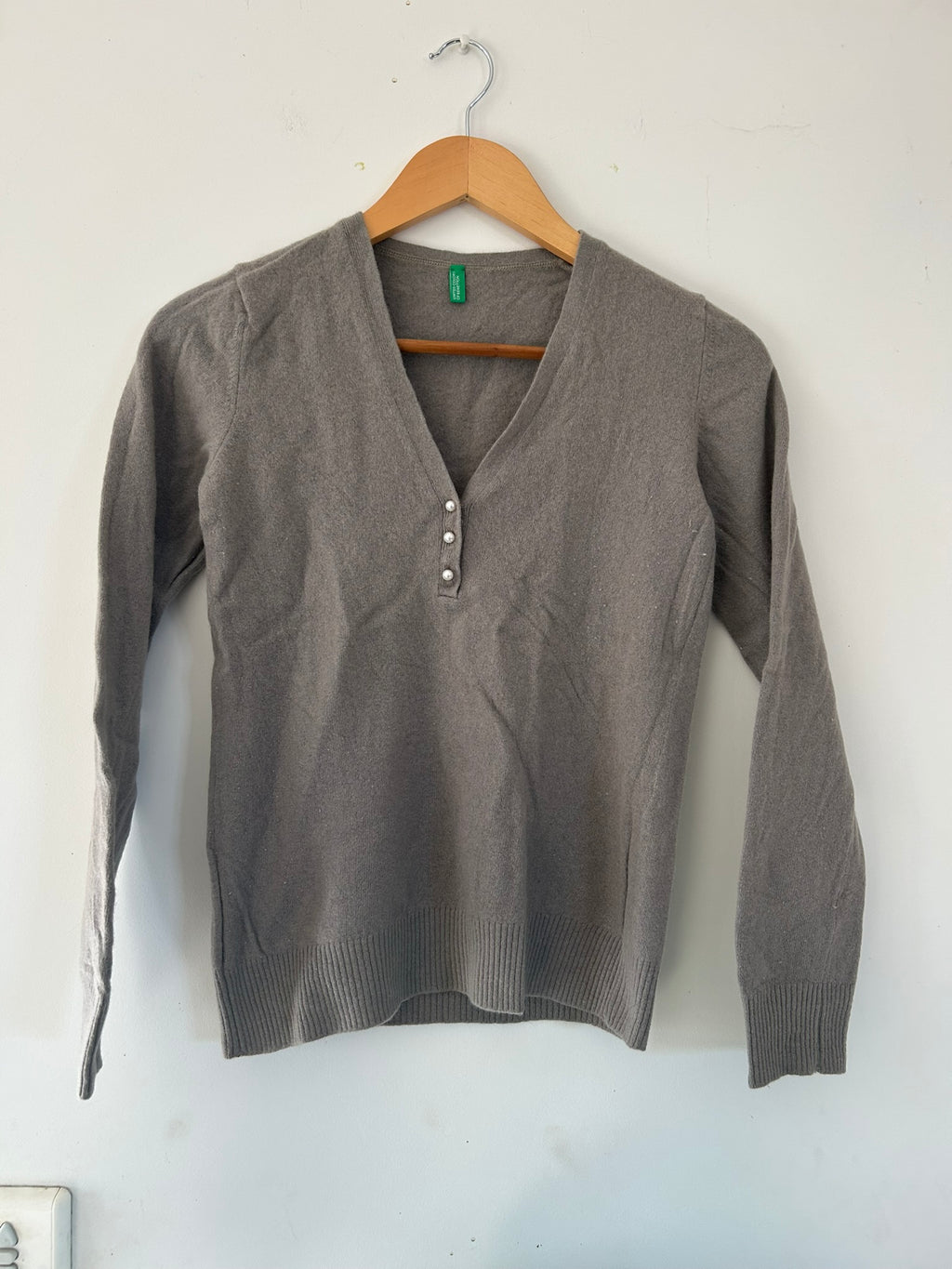 Pull beige col V avec perle blanche Benetton taille 34/36