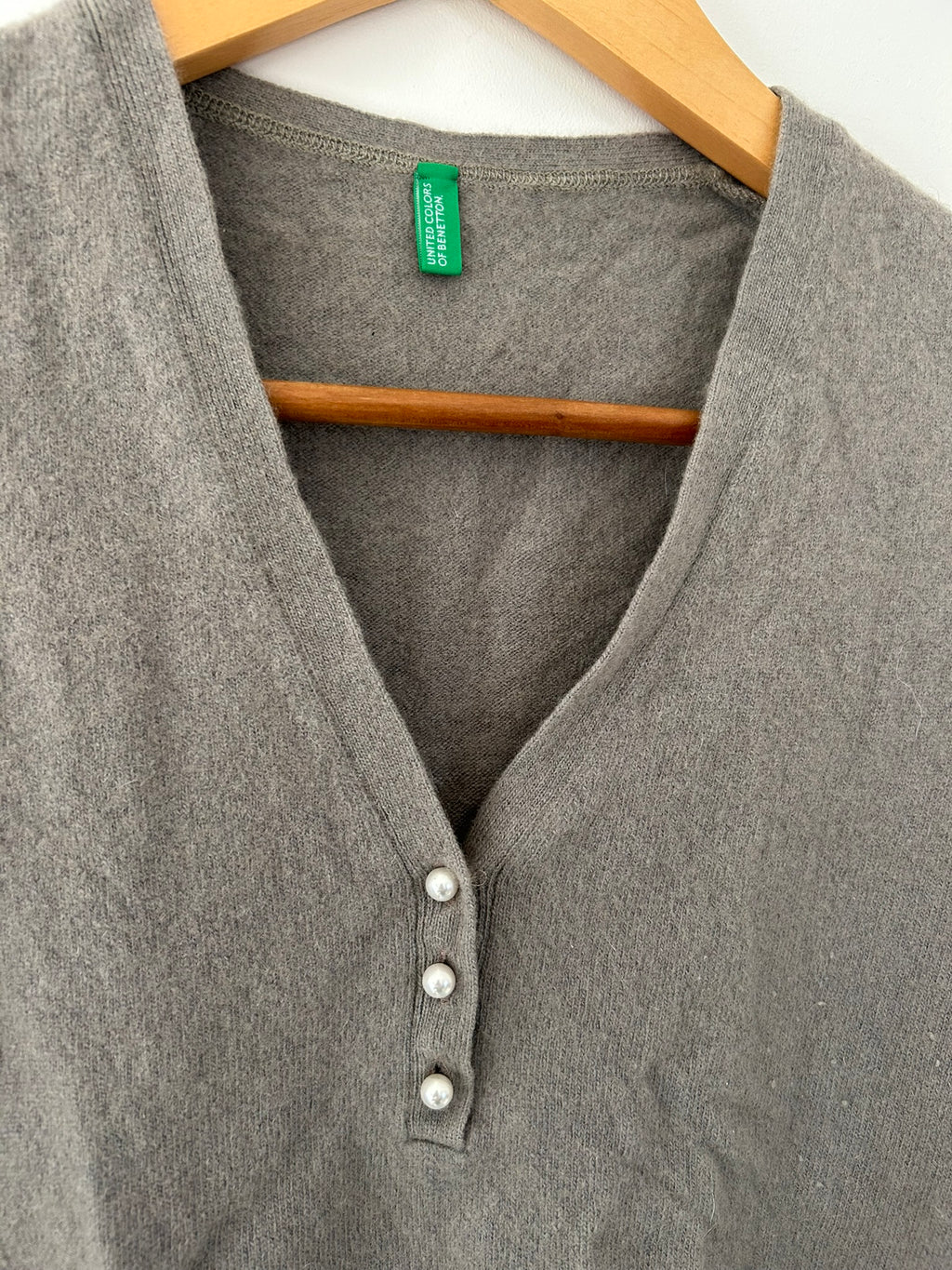 Pull beige col V avec perle blanche Benetton taille 34/36