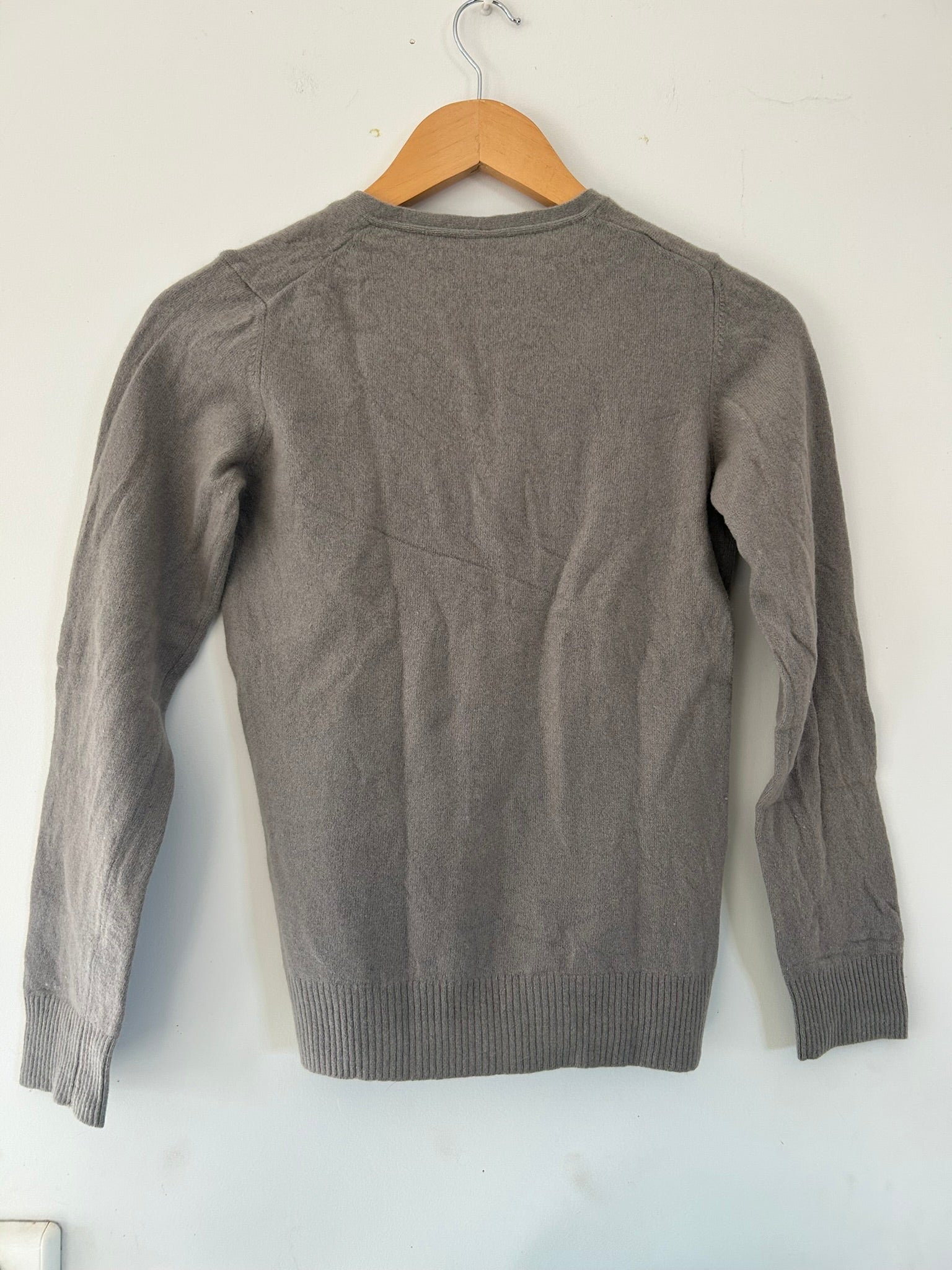 Pull beige col V avec perle blanche Benetton taille 34/36