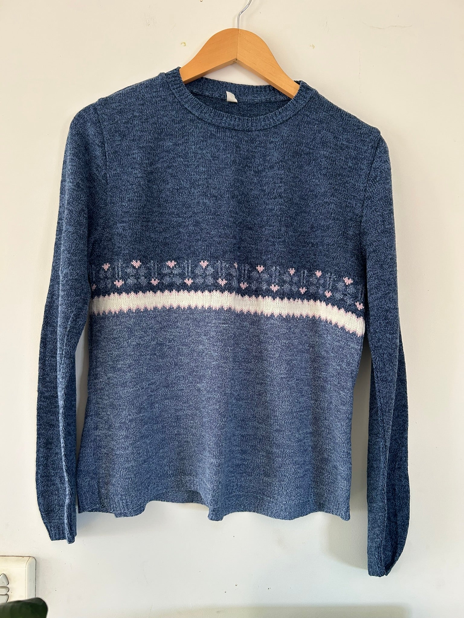 Pull bleu motif cœur rose taille 38/40
