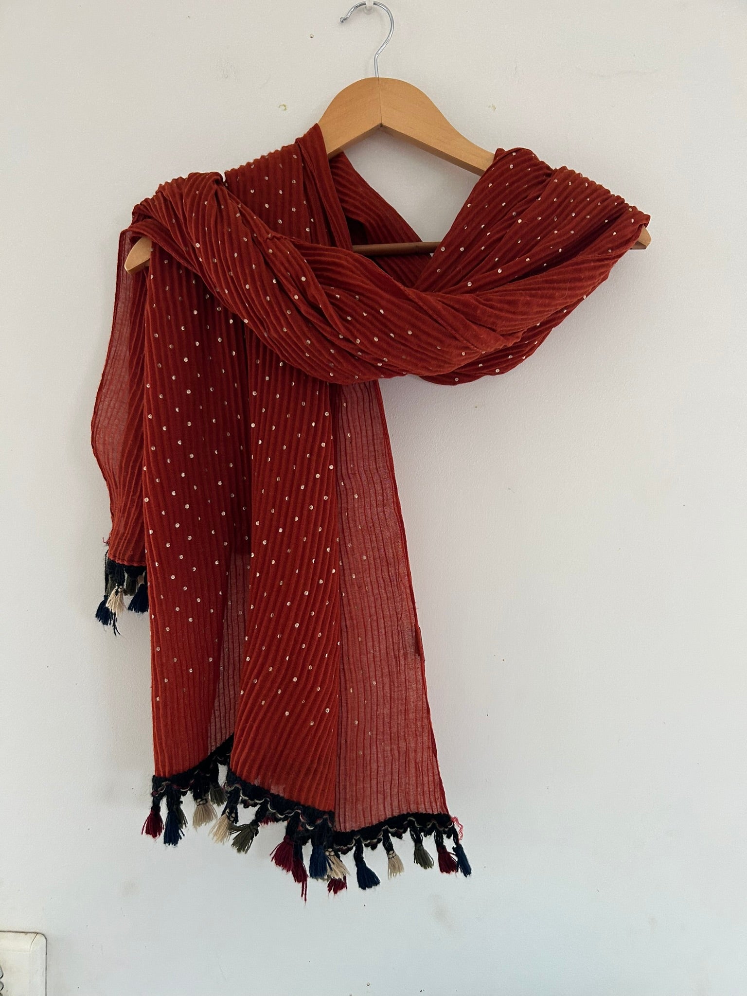Foulard orange à poids dorés et pompons multicolores
