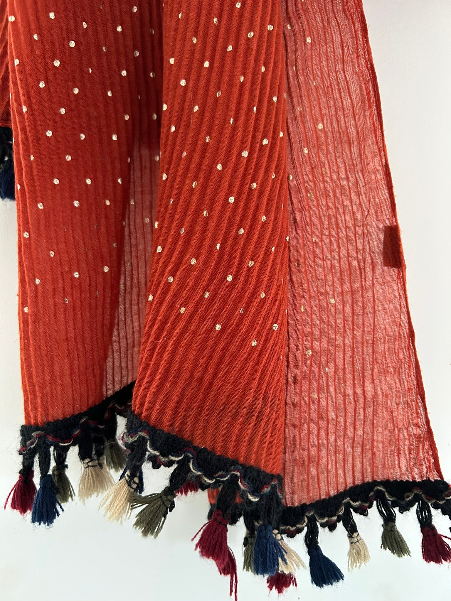 Foulard orange à poids dorés et pompons multicolores