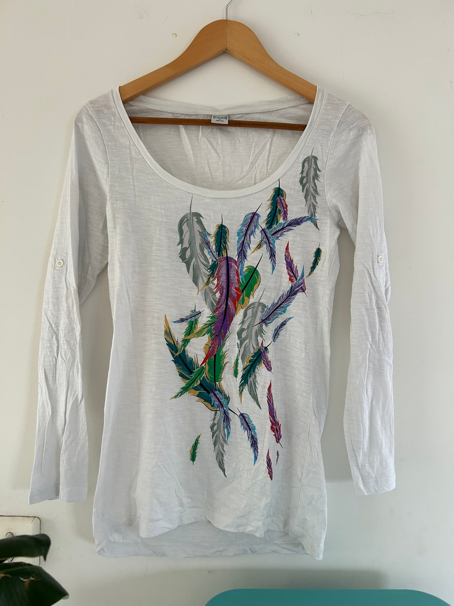 T-shirt blanc manches longues ou 3/4 motif plume multicolore Cécilia Classics taille 38/40