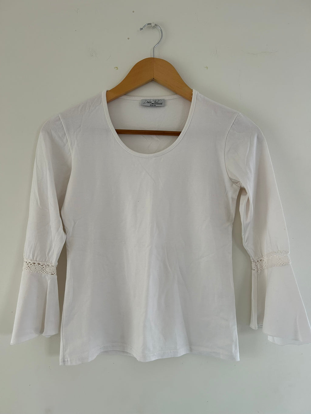 Top manches 3/4 évasées avec broderies col rond taille 34