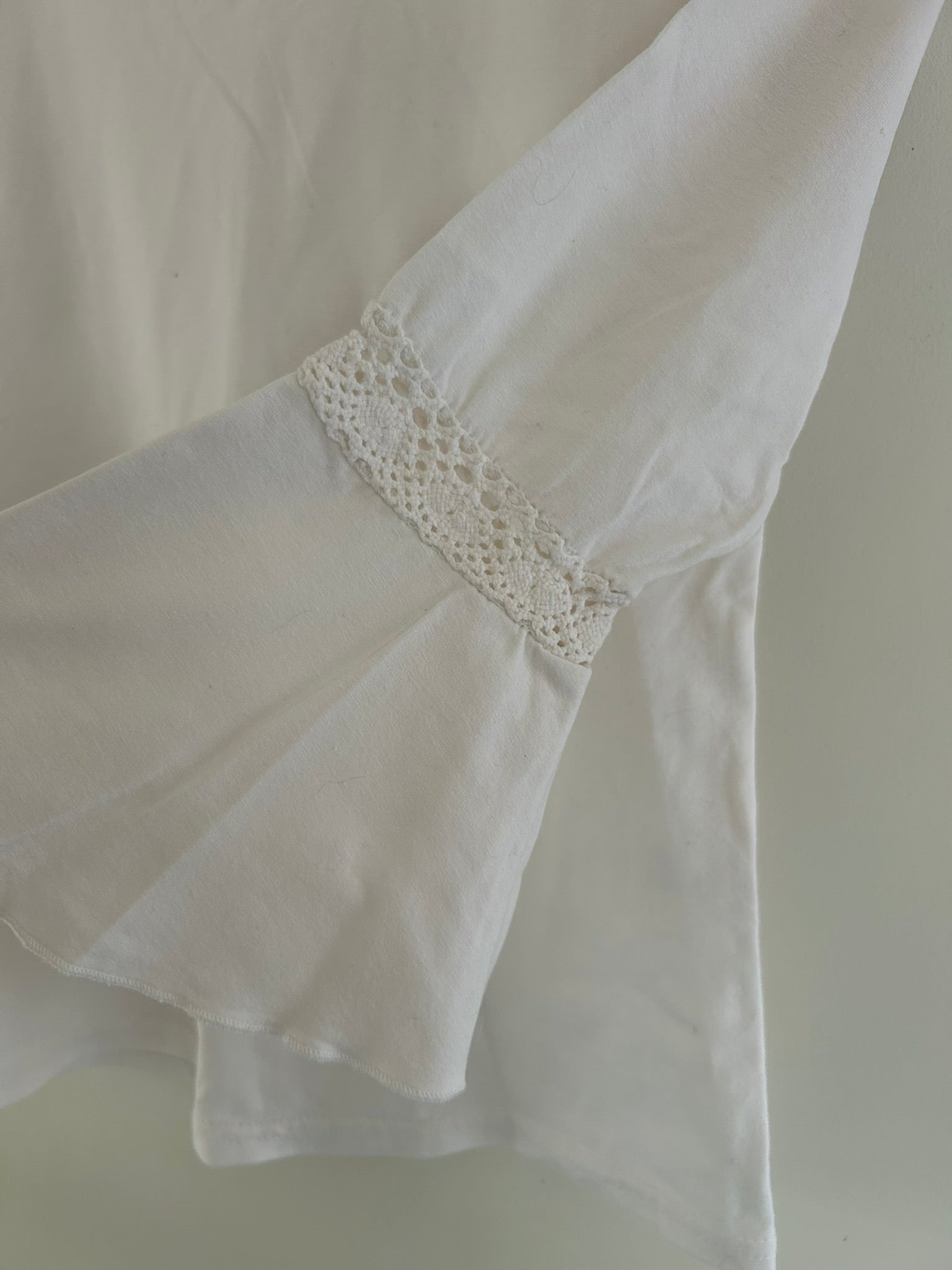 Top manches 3/4 évasées avec broderies col rond taille 34