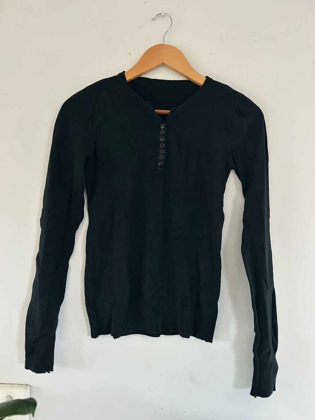T-shirt noir avec boutons taille 34
