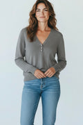 Pull beige col V avec perle blanche Benetton taille 34/36